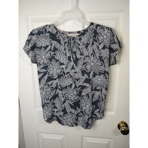 Loft Grey White Flower Cap Sleeve V Neck Tie Round Hem Blouse. XSP